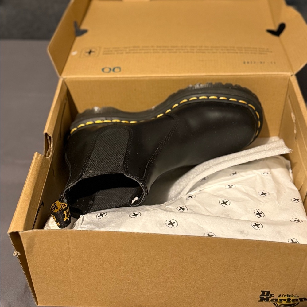 Dr. Martens 2976 Smooth Leather Platform Chelsea Boots: US Women’s 7 + Box - Picture 2 of 10